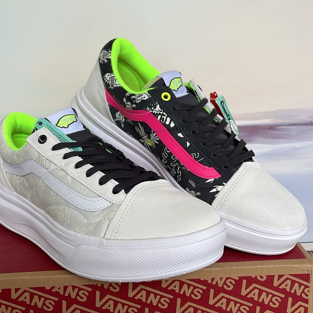 Vans Men’s Old Skool Over
Singles Day Multi/True Wh
VN0A7Q5E6GL
Sneaker Platform - Picture 4 of 16